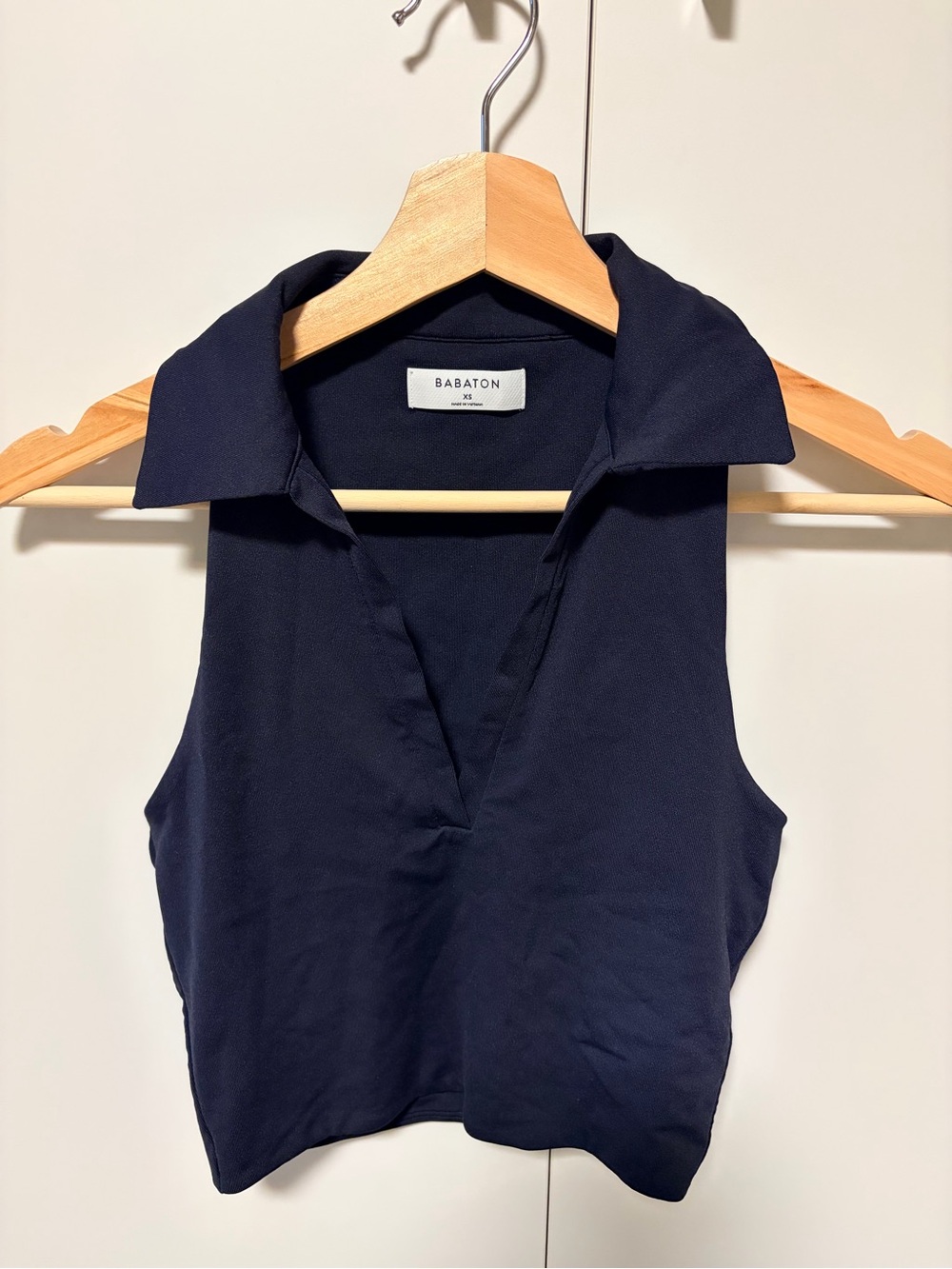 Babaton Navy Sleeveless V-Neck Collared Crop Top